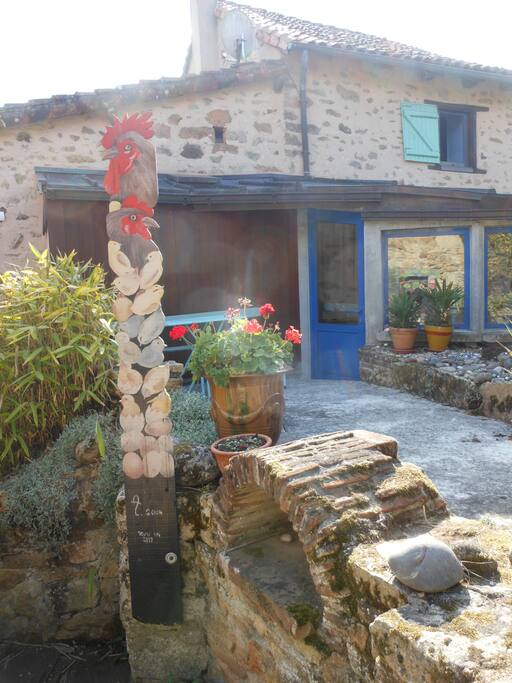 L'entrée de la véranda avec le thème de la maison :les "Poules"