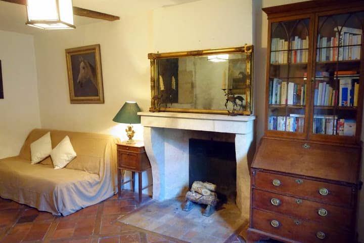 Პატარა სატელევიზიო ოთახი გასაშლელი დივნით