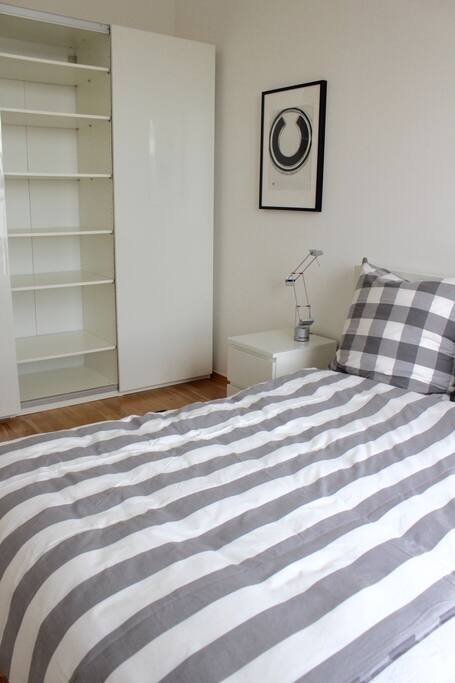 Schlafzimmer mit Blick auf Bett & Schrank