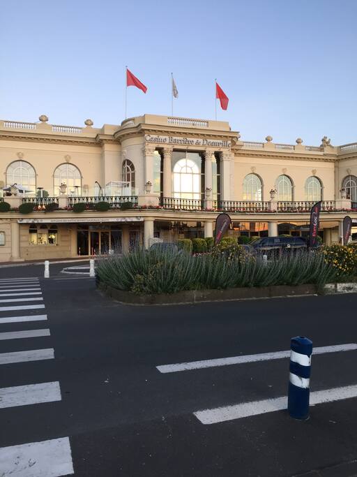 500 mètres à pieds du Casino