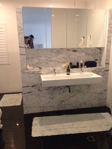 Family Home in the City gallery image 2