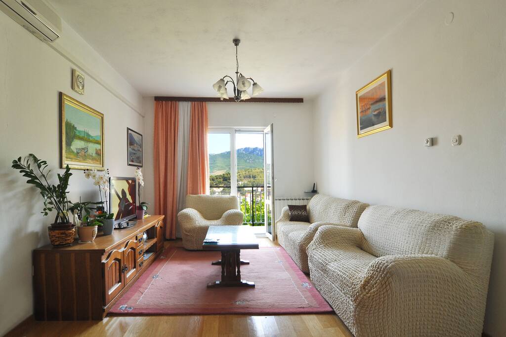 Spacious living room