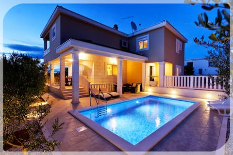 VILLA IVAN WITH POOL,ISLAND ŠOLTA
