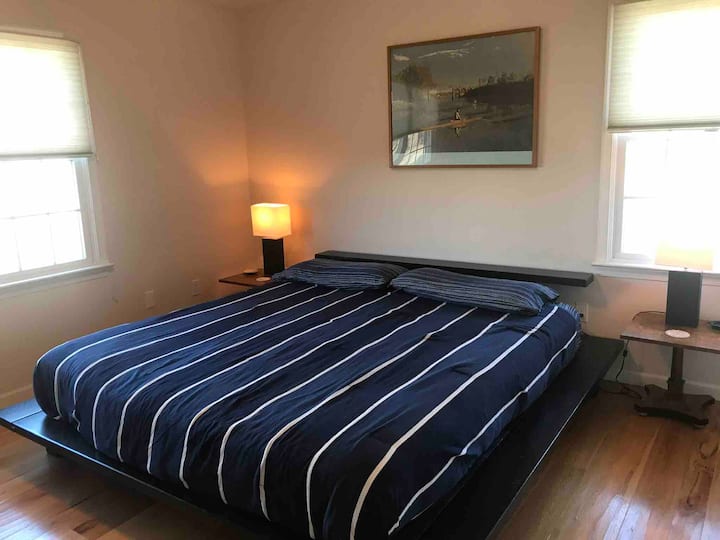 Hlavná spálňa na treťom poschodí.  Manželská posteľ. 