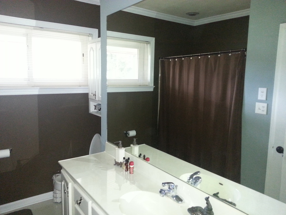 A place to freshen up... at Historic Muscle Shoals Music House – private room in Sheffield