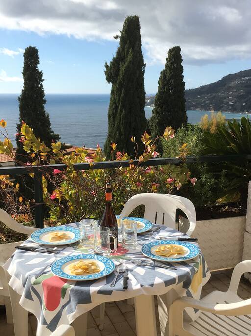 Un pranzo al sole sul terrazzino
