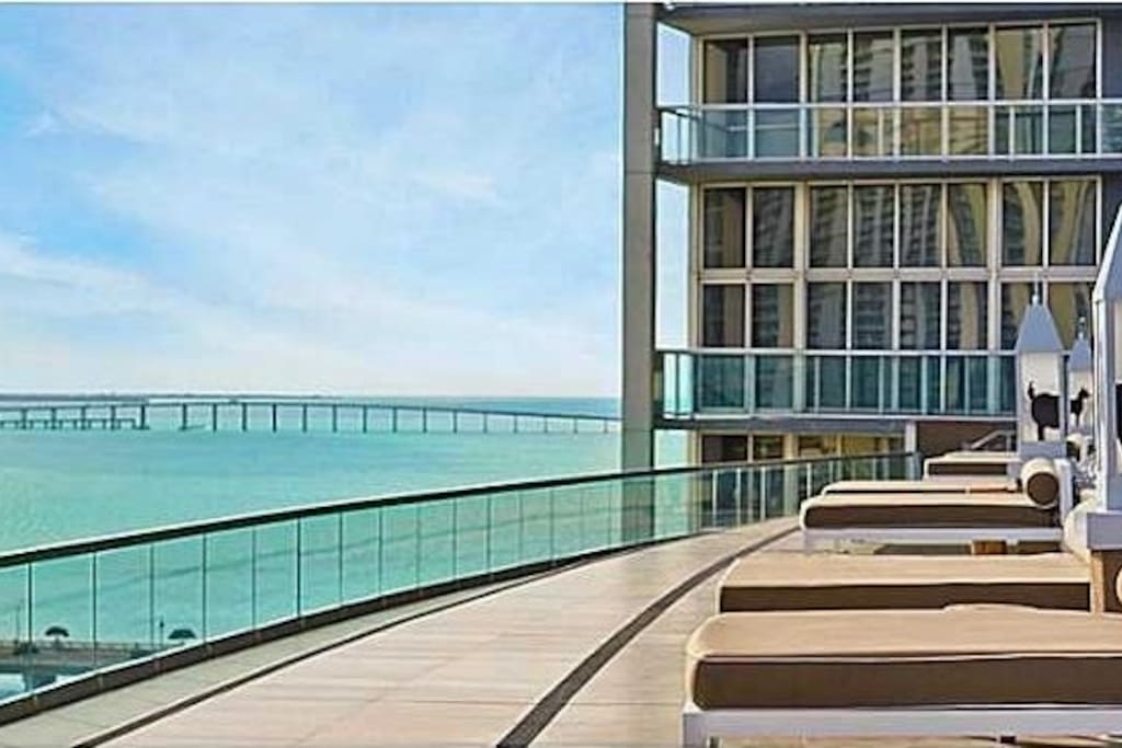 Pool deck solarium
