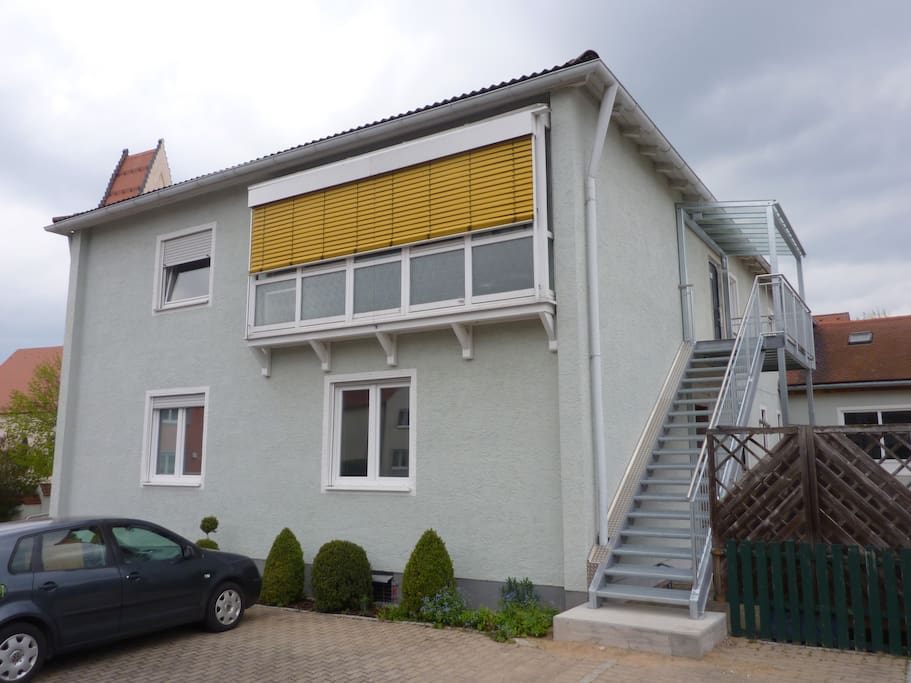 Das Zimmer befindet sich im ersten Stock in einer 4er Wg. Zugang über die Metalltreppe außen. Das Haus ist in hervorragenden Zustand und wird durch Solarenergie betrieben.
Parkplätze für PKW direkt vor dem Gebäude vorhanden.