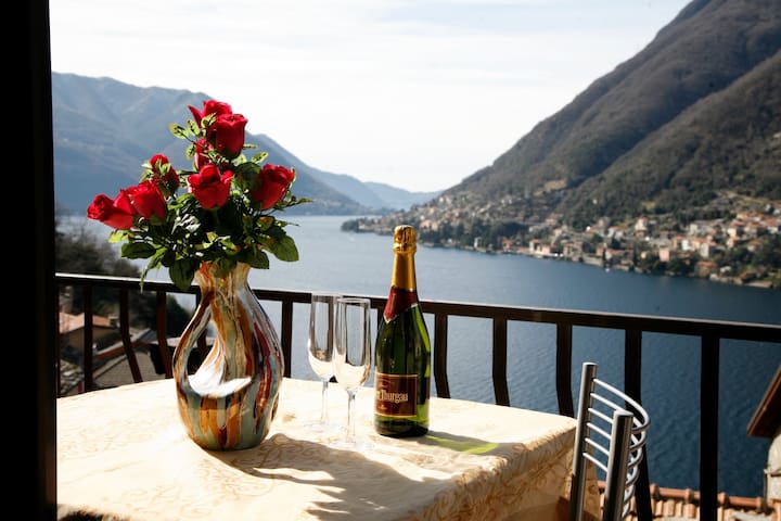 Pinkhouse con vista mozzafiato e parcheggio