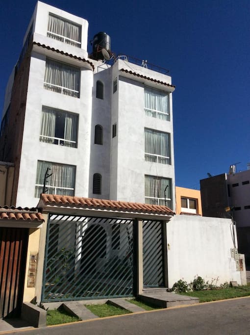 Fachada de la casa. La casa es independiente y tiene 2 pisos