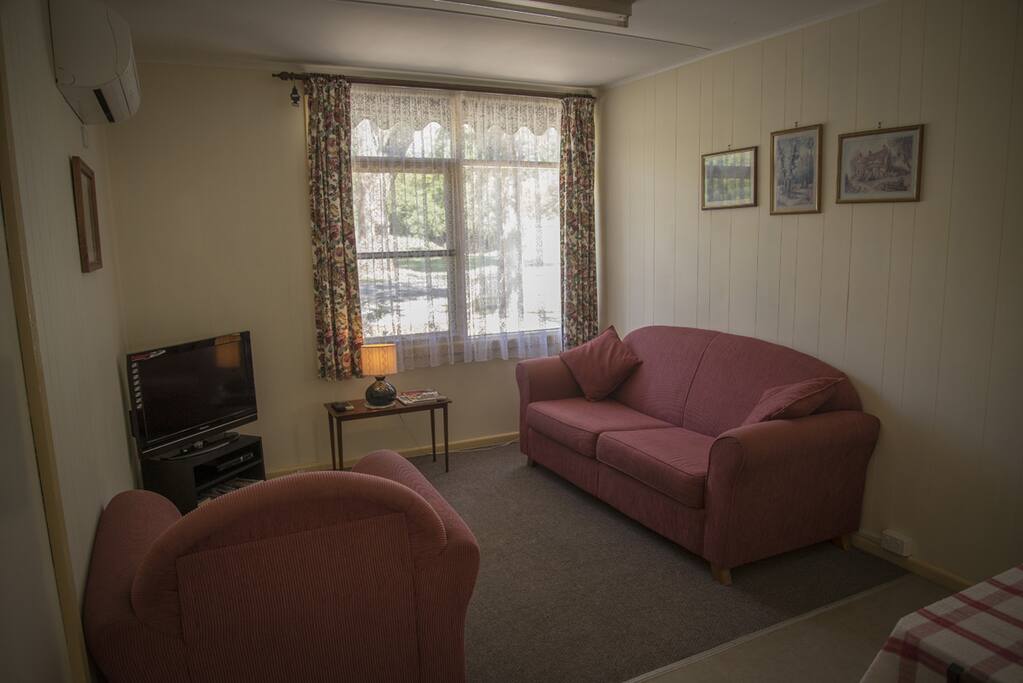 Cottage 10 - Loungeroom