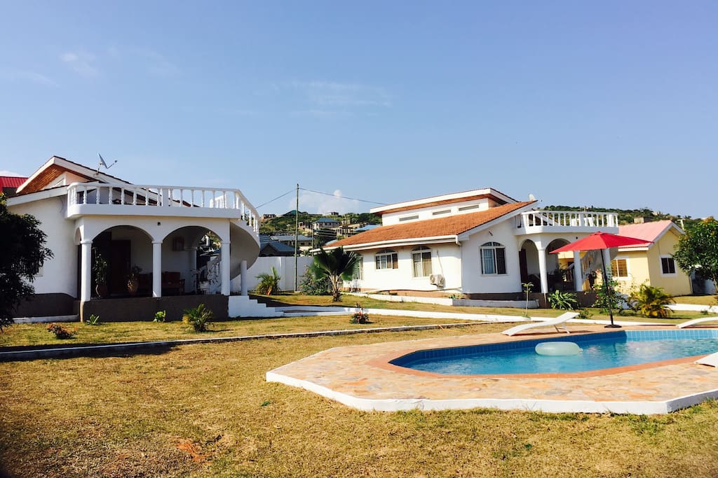 The two bungalows on the plot. The following pics refer to the one on the left.