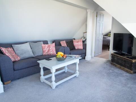 Successful Airbnb property: Stunning river view penthouse apartment & parking in Wembury