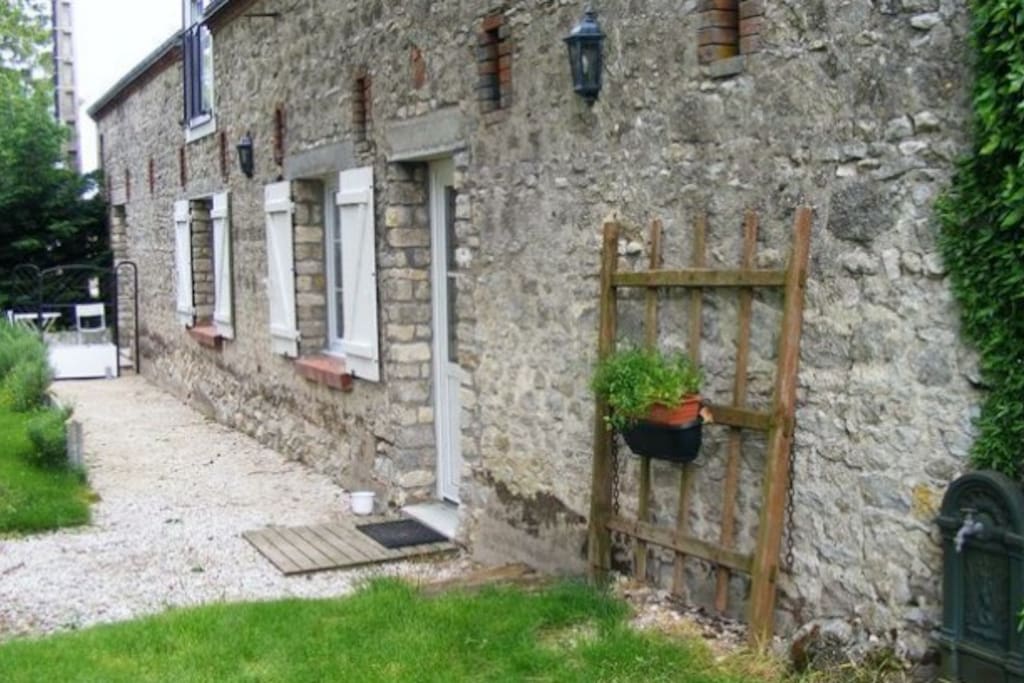 L'entrée privé avec son jardin