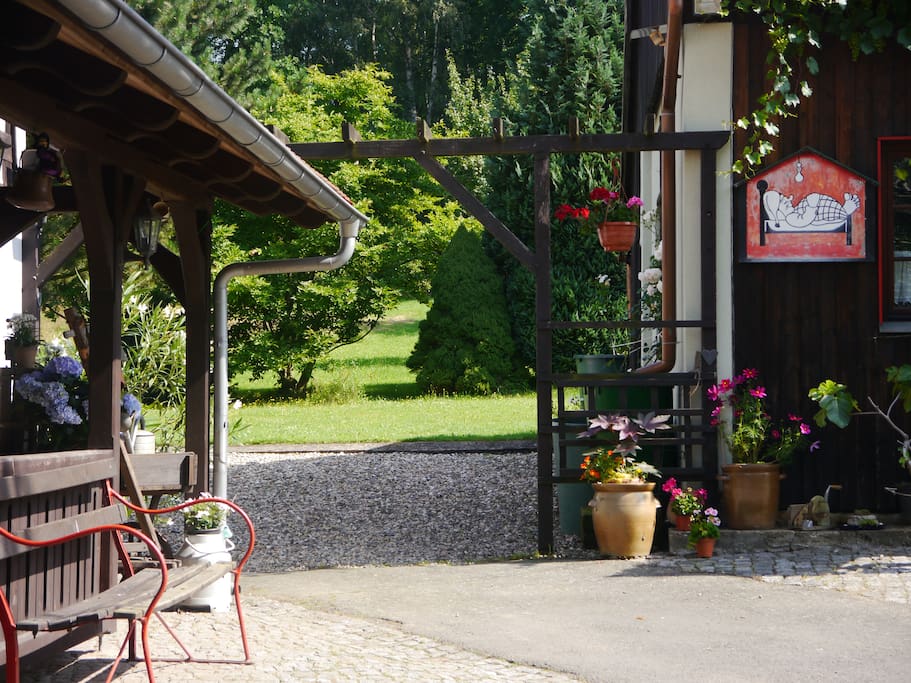 Zugang zur Ferienwohnung und Liegewiese