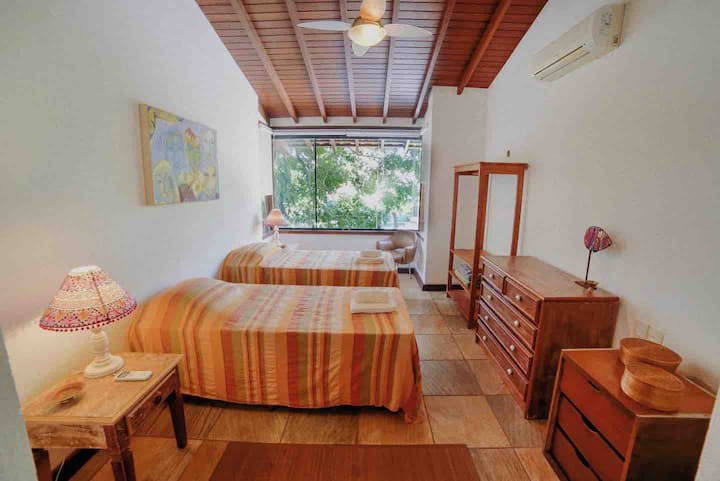 סוויטה עם מיטה זוגית או 2 מיטות יחיד ומיטות יחיד 