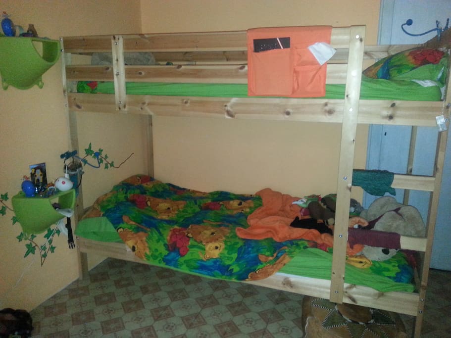 Litera cerca de la cama de matrimonio