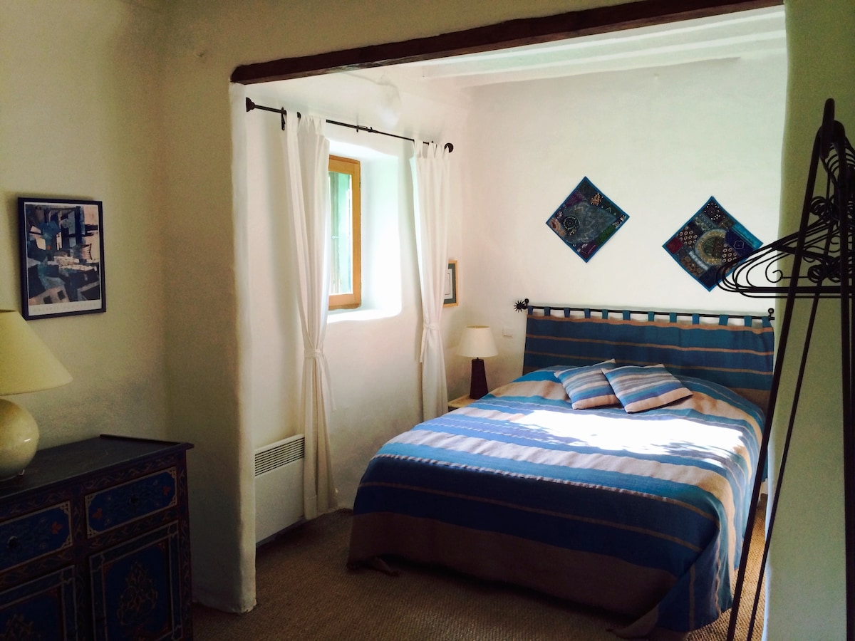 Chumba cha kulala 1 Kitanda
kizuri sana cha kumbukumbu ya povu