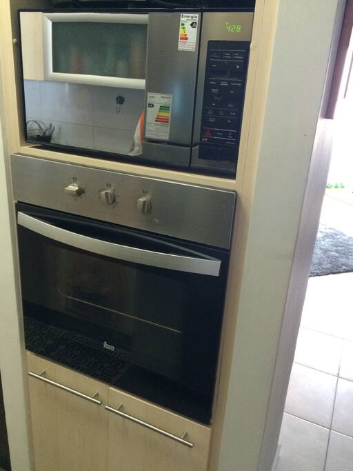 Microondas y horno eléctrico