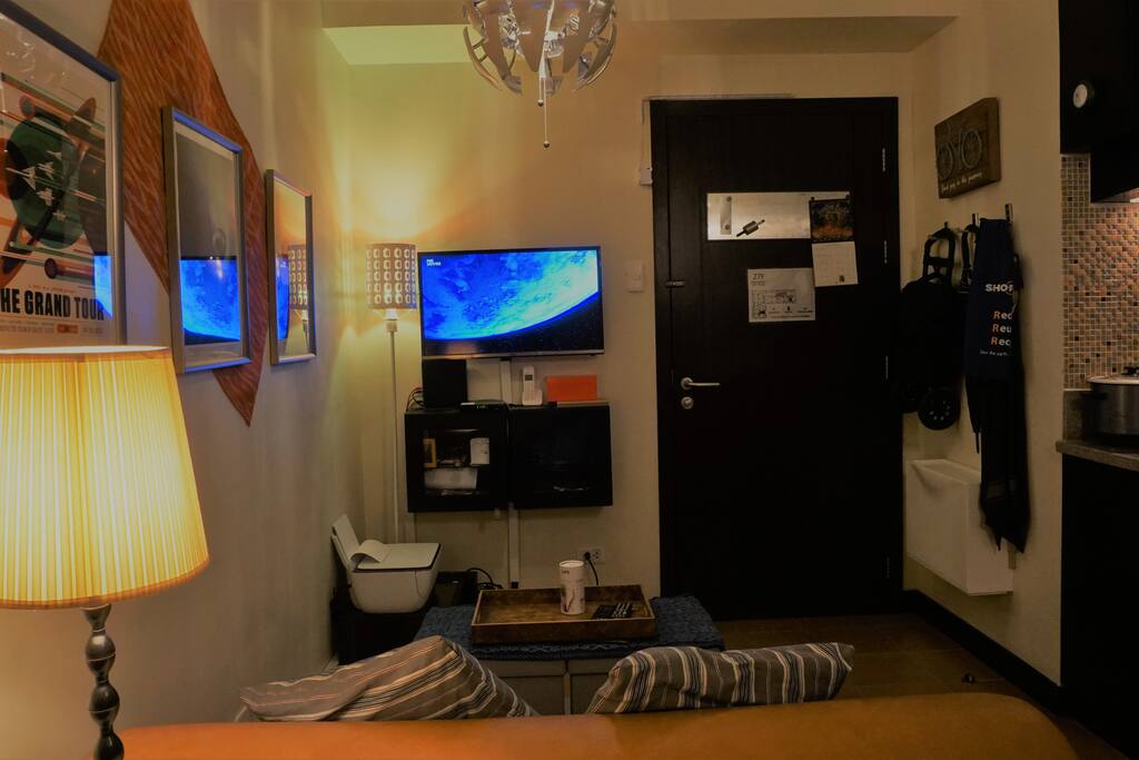 A well-equipped place with landline phone, Cable TV, Wifi Internet, and a wireless printer for the business traveler!