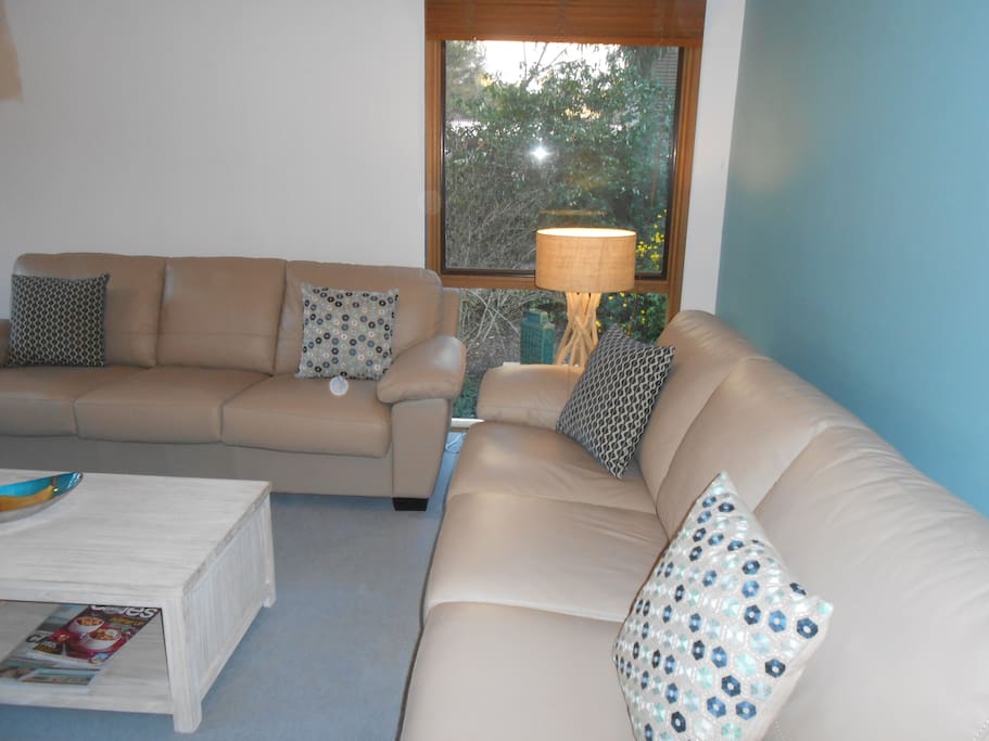 Comfortable Lounge seats 6 plus 2 Bean Bags