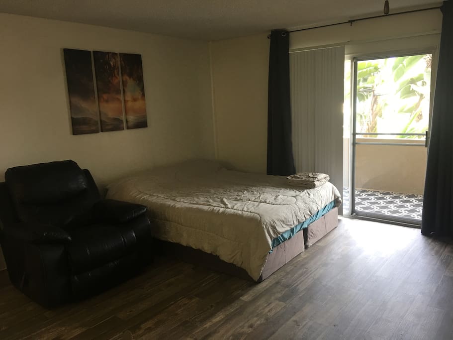 Lazy boy recliner, king size brand new mattress. ALWAYS clean sheets and blanket and towels. 42 inch hd tv with apple tv. Patio, perfect central location 2 blocks from Sail Bay beach, less than a mile from Pacific Beach and Mission Beach. Sea world is 1 mile, downtown and airport and zoo is 15 min.