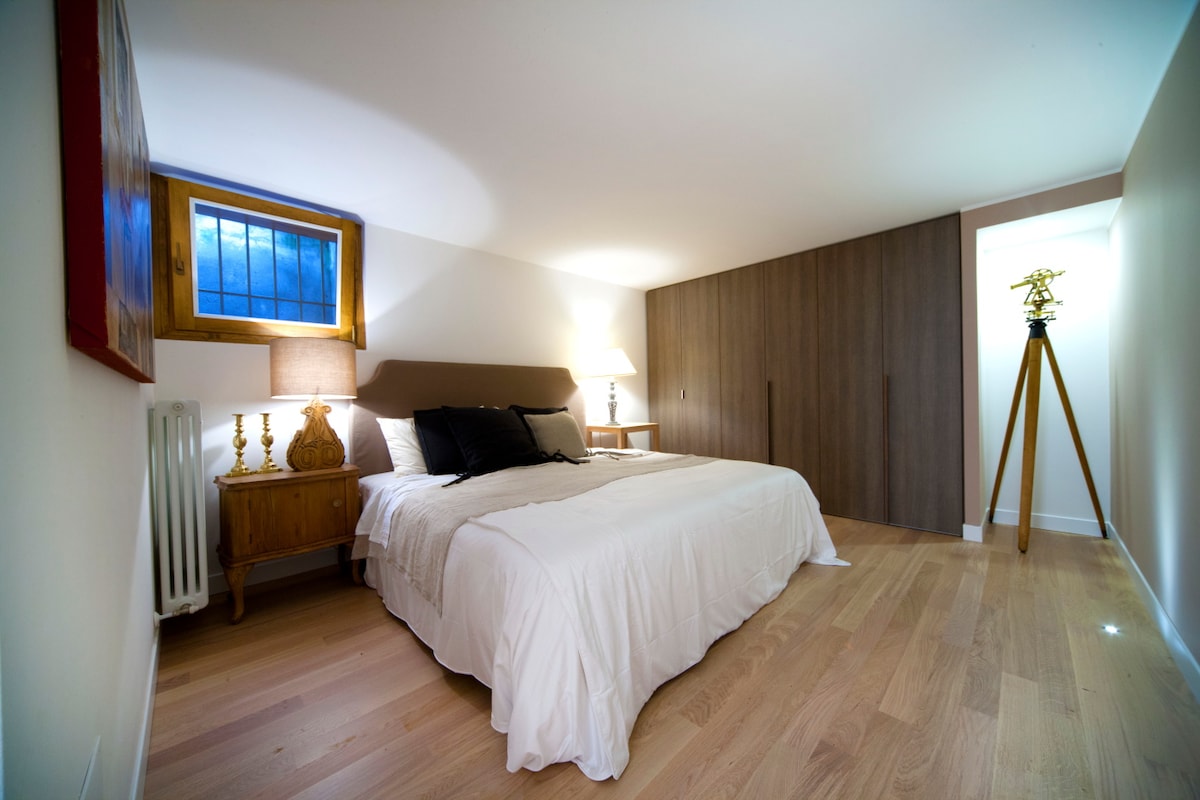 Cama tamaño king en el sótano