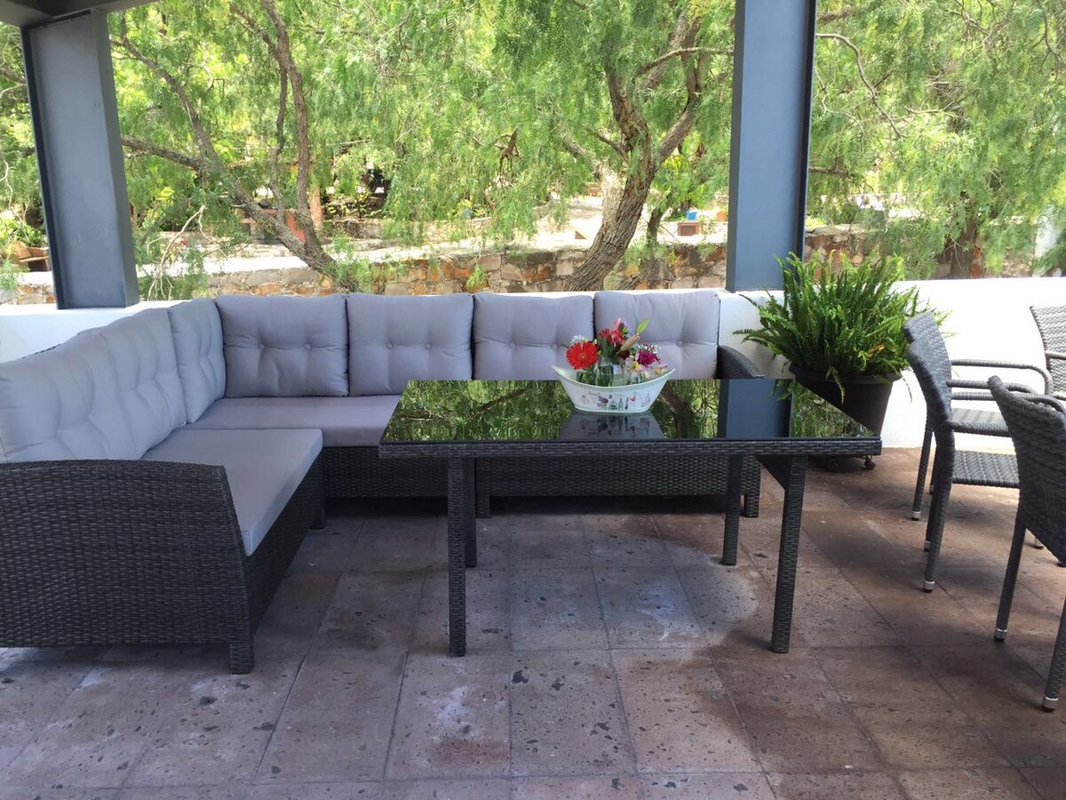 Anuncio de Airbnb popular: Casa Blanca View of Peña de Bernal en Bernal