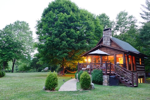 Private Petting ZOO - Fire Pit, FP & Hot Tub!