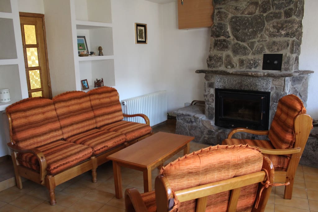 Gran salón donde podrás disfrutar en invierno de buenas tertulias al amor de la lumbre