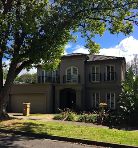 Brighton Mansion with Pool sleeps 8