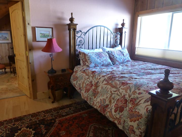 Chumba cha Ladyslipper kilicho na kitanda kimoja cha malkia, kabati kubwa na mwonekano wa mlima.