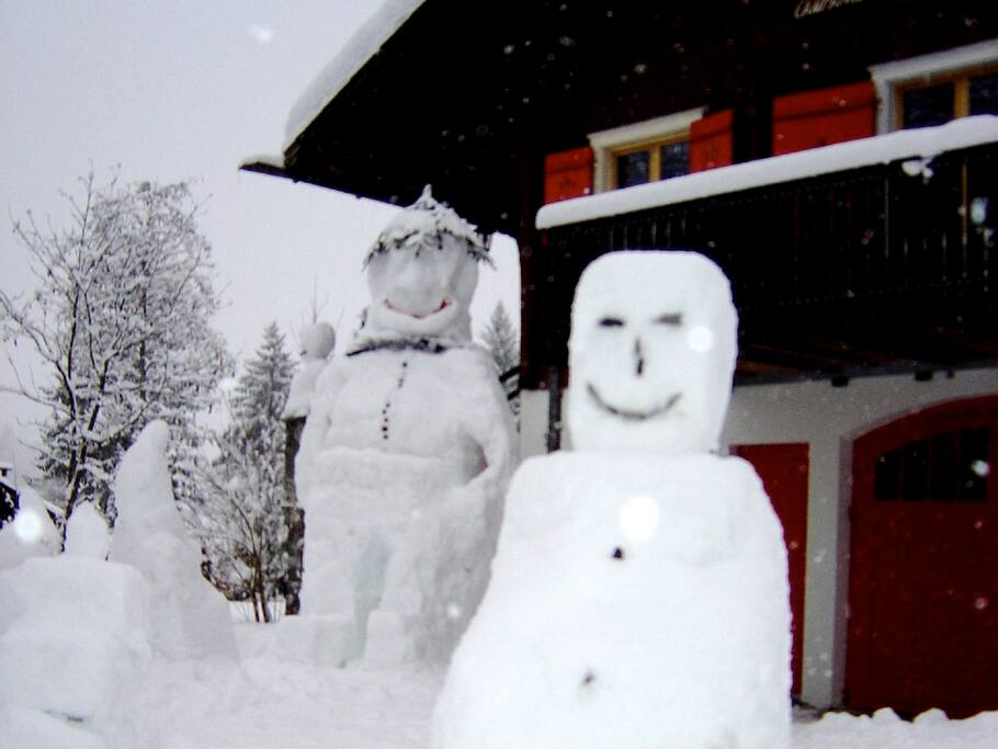 Coole Jungs bewachen das Chalet Campanula.