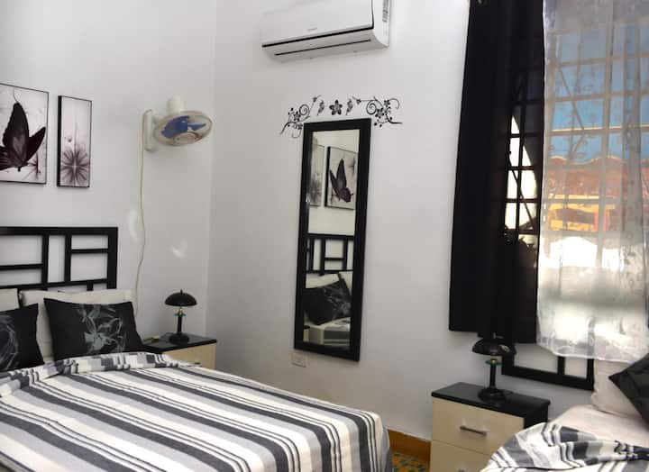 Habitacion triple cuenta con cama cámara y una individual.. tiene baño privado ventilación natural y además aire acondicionado. Cuenta con caja de seguridad y minibar