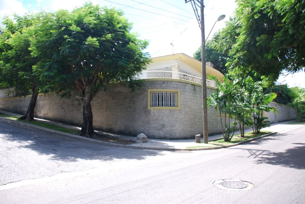 Esta es la esquina de Ave Zoológico y Masarredo ( ubicación exacta de la casa)