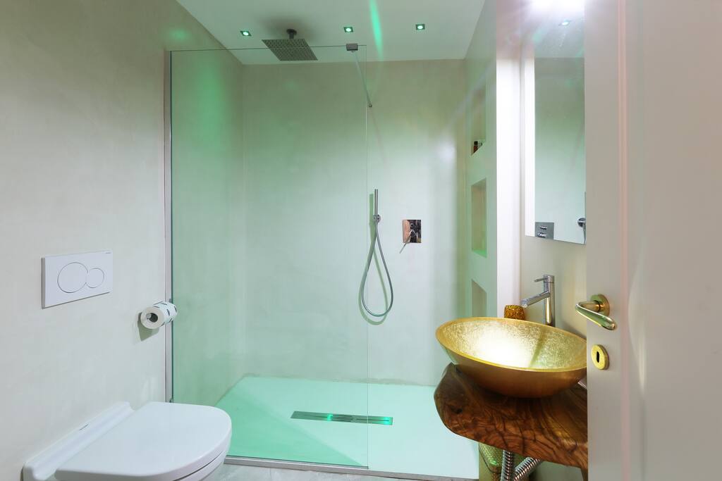 Bagni in resina con luci colorate