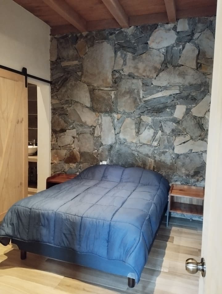 Recámara cama matrimonial con baño completo