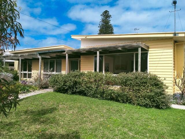 Sunny & spacious coastal retreat