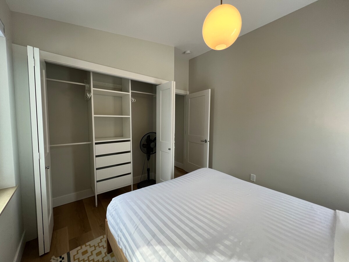 Primarna spavaća soba ima bračni krevet (160x200) i veliki ormar. Za vašu udobnost, svi su kreveti odjeveni u posteljinu hotelske kvalitete.