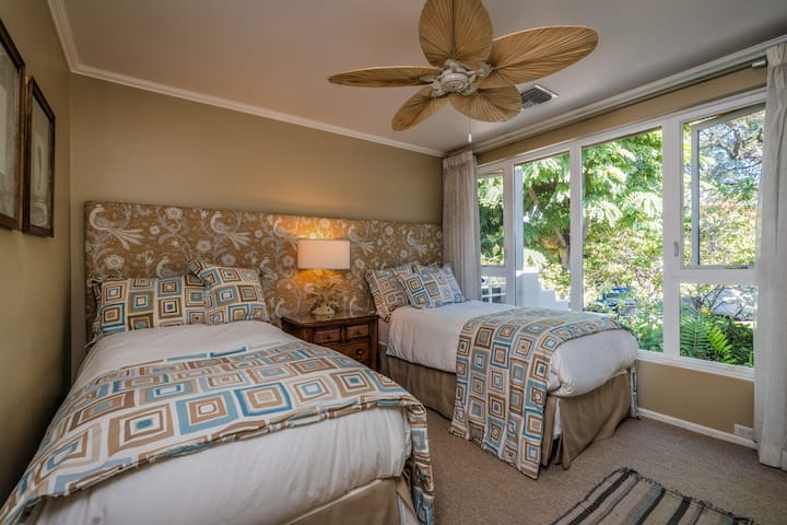 Светлата и просторна втора спална соба има два близнака кои исто така може да се претворат во брачен кревет.  Само кажете ни што претпочитате.  И сите спални соби вклучуваат телевизори со рамен екран, DVD плеери и ROKU TV - со пристап до YouTube TV, Hulu, Netflix и друго.