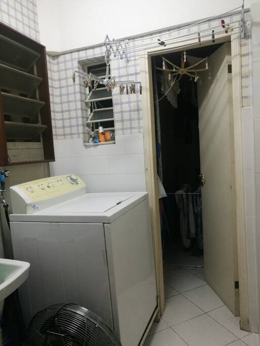 Area de servicio con lavarropa y secarropa. Cuarto de servicio con baño.