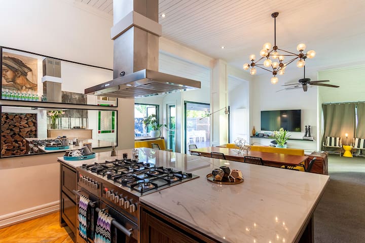 STUNNING TROPICAL OASIS