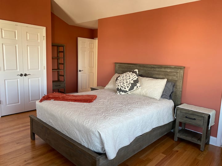 Master Bedroom, Queen Bed, TV, kura ya faragha na Sunshine!