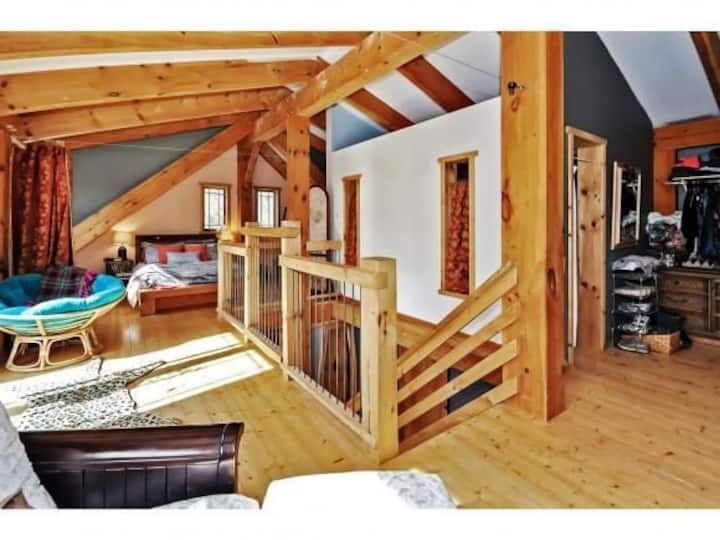Dormitorio principal con TV privada y baño privado con cama tamaño queen.