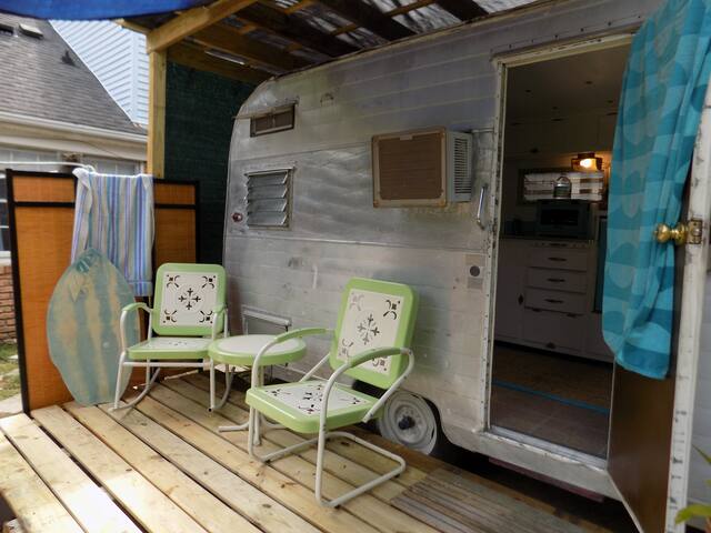 * WATER FRONT * Vintage Canned Ham Glamper Camper