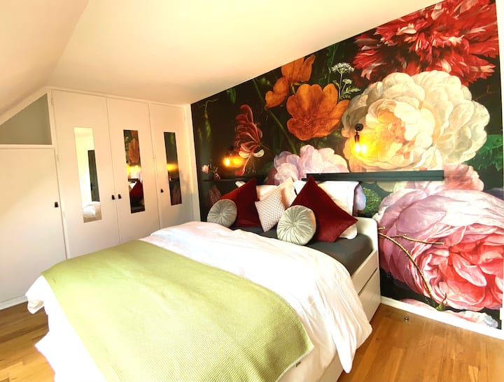 Chambre rose avec deux lits simples 90x200 et deux lits tiroirs (80x200) , idéal pour enfants.
