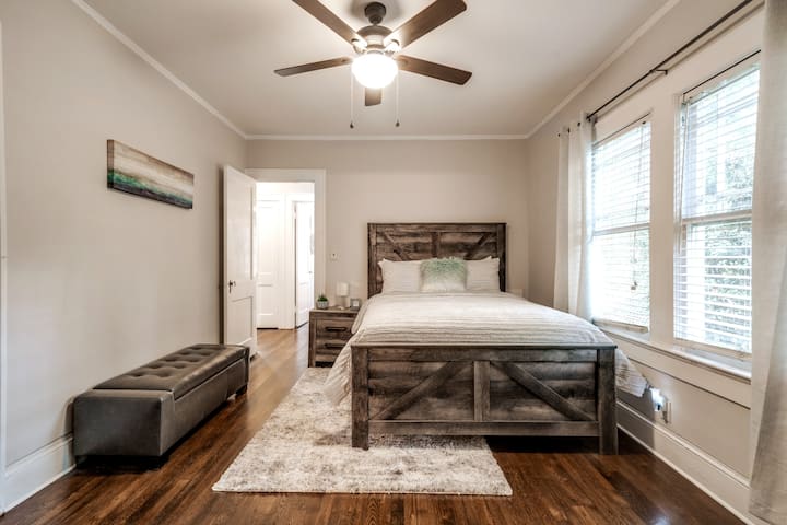Rustic Master Bedroom na  starehe plush mto godoro juu na ukuta vyema Smart TV