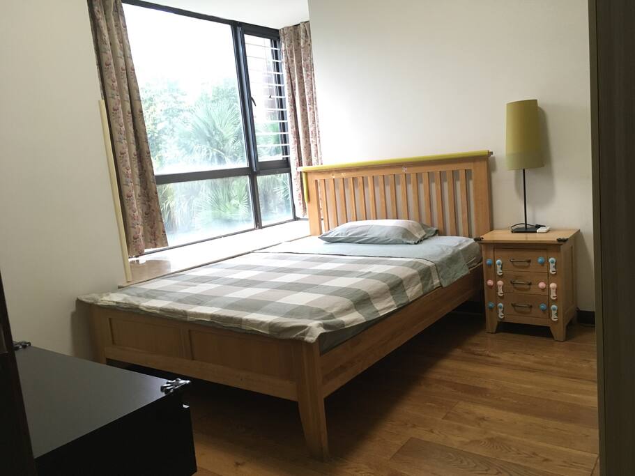您即将入住的房间,转角大飘窗,清风习习。MUJI床品,为您带来舒适睡眠。