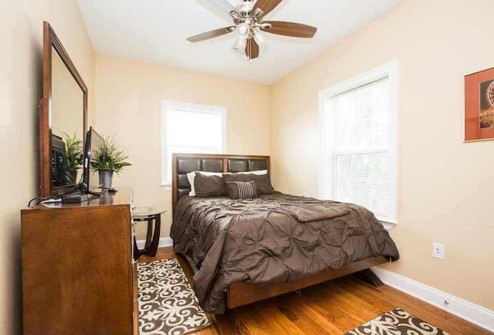 Спалня № 2 разполага с двойно легло queen size с много удобен матрак за възглавници.   В тази стая има и телевизор.  Осигурени са одеяло, както и закачалки за дрехи