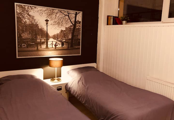 Dormitorio 6 con dos camas individuales.